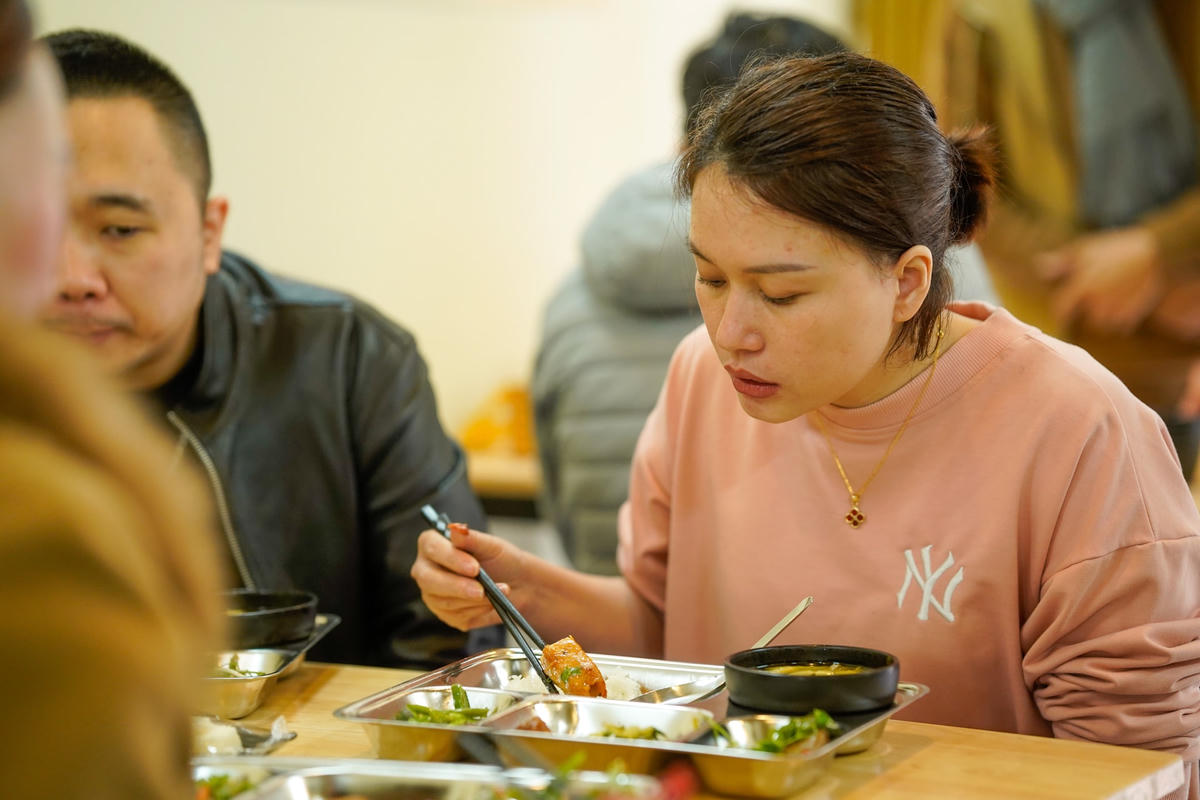 Chị Nguyễn Thị Tú thực khách tại quán cho hay: “Dù là quán ăn 0 đồng nhưng tôi thấy chất lượng rất tốt, mọi người ở quán khá niềm nở, vui tính”.