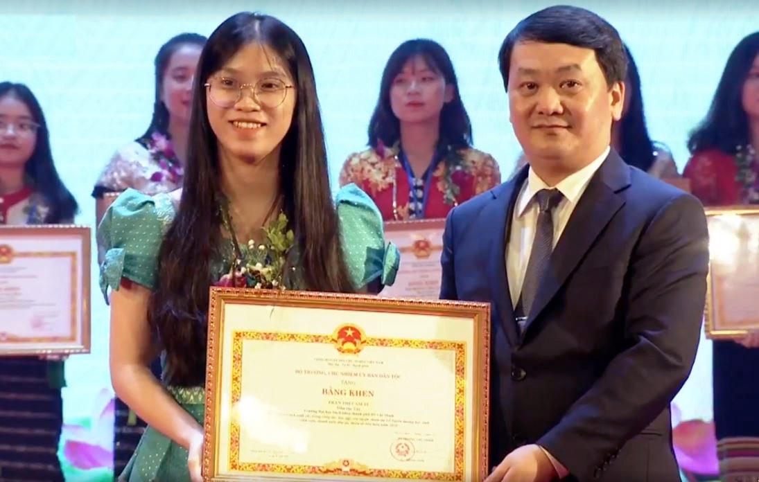 Phó Chủ tịch - Tổng Thư ký UBTƯ MTTQ Việt Nam Hầu A Lềnh trao tặng bằng khen cho các em học sinh, sinh viên có thành tích xuất sắc trong học tập.