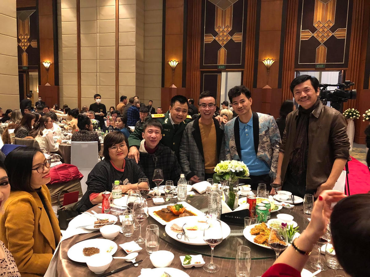 Nghệ sĩ Trung Anh, Xuân Bắc, Tự Long đến chung vui cùng tổ ấm mới của NSND Công Lý.
