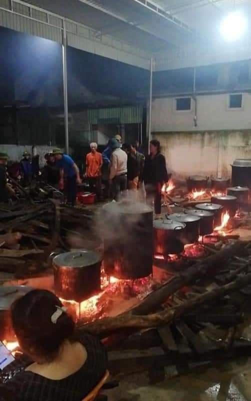Hàng trăm cái bánh được người dân xóm Phượng Sơn, xã Đồng Văn làm xuyên đêm để kịp thời chuyển đến người dân vùng lũ đang đói rét nhiều ngày qua.