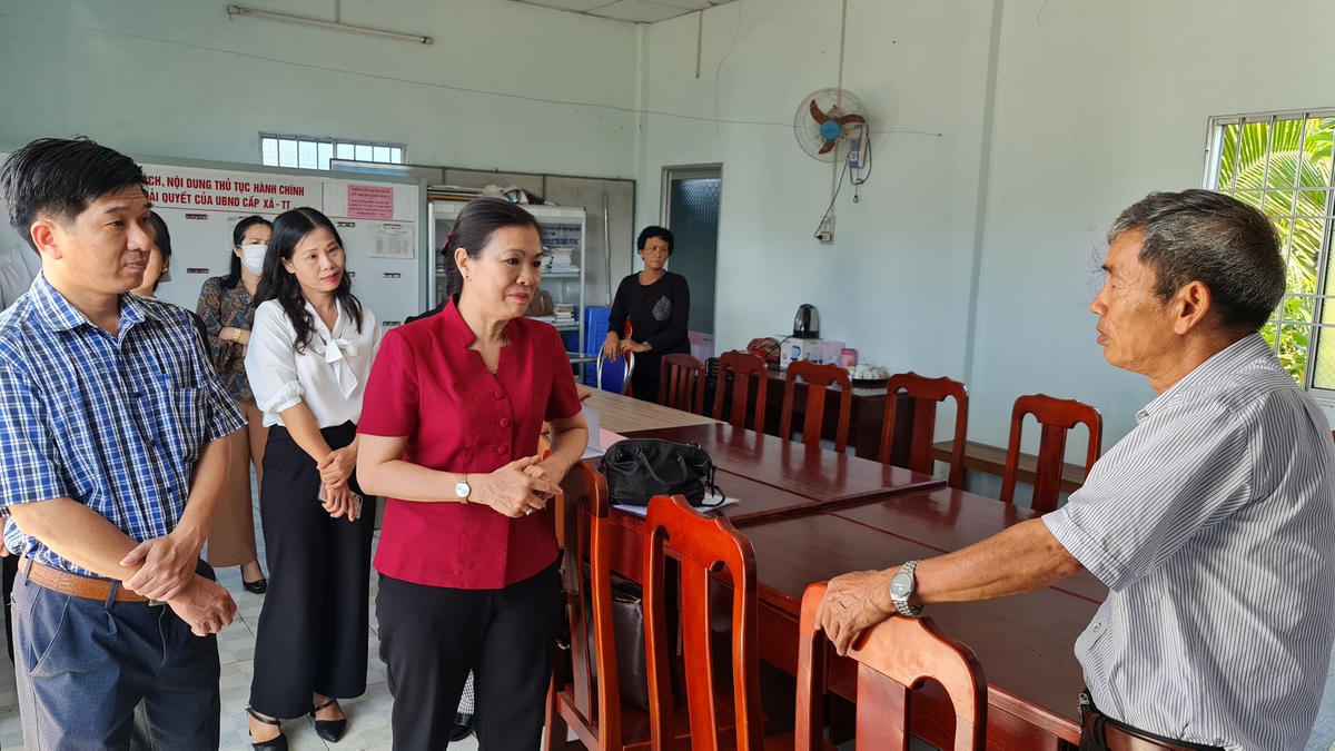 Phó Chủ tịch Trương Thị Ngọc Ánh trao đổi với cán bộ huyện Hoà Bình.