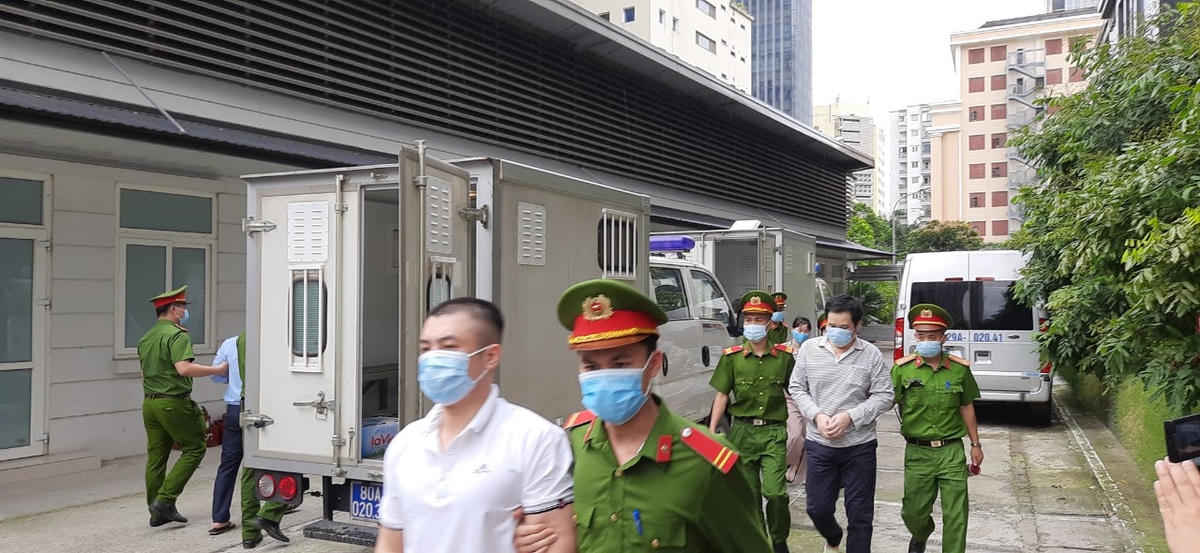 Ngoài ra, còn có 5 bị cáo gồm: Nguyễn Bảo Trung (33 tuổi, trú tại phường Phương Mai, quận Đống Đa, Hà Nội), Ngô Đức Tùng (30 tuổi, trú tại phường Đức Giang, quận Long Biên, Hà Nội), Phạm Văn Hiệp (51 tuổi, trú tại phường Lạc Viên, quận Ngô Quyền, Hải Phòng), Đỗ Văn Dũng (48 tuổi, trú tại xã Lê Lợi, huyện An Dương, Hải Phòng) và Ngô Tuấn Sửu (45 tuổi, Giám đốc Công ty cổ phần đầu tư và phát triển hạ tầng Thanh Sơn).