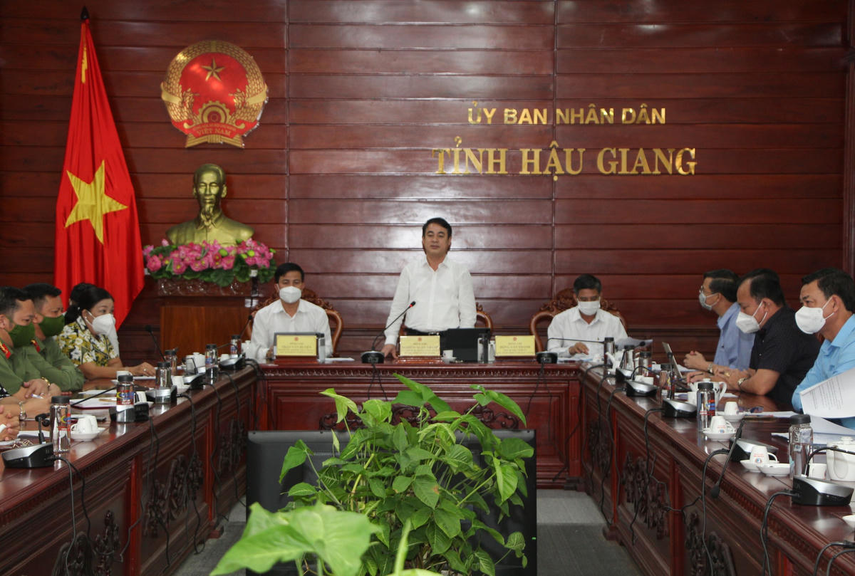 Bí thư Tỉnh ủy Hậu Giang Nghiêm Xuân Thành (đứng giữa) phát biểu chỉ đạo công tác phòng, chống dịch Covid-19.