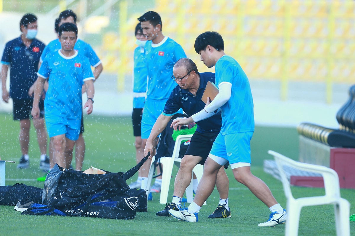 Khi đội tuyển ra sân, Ban quản lý mới bật hệ thống tưới nước cho mặt cỏ. Nước bắn vào đồ tập luyện khiến HLV Park và trợ lý phải vội vàng kéo ra.  