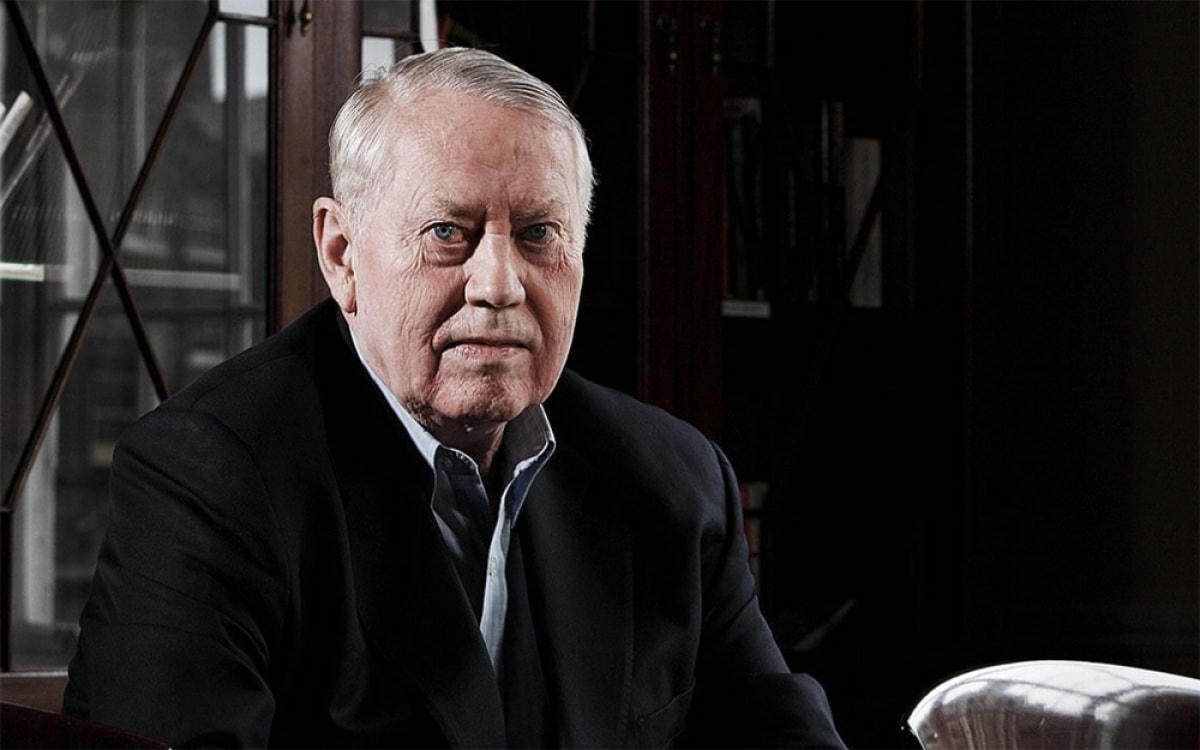 Tỷ phú người Mỹ gốc Ai-len, ông Charles Chuck Feeney vừa cho đi hết số tài sản 8 tỷ USD của mình. Tỷ phú Chuck Feeney chính là người đồng sáng lập chuỗi cửa hàng miễn thuế khổng lồ trên khắp thế giới.  