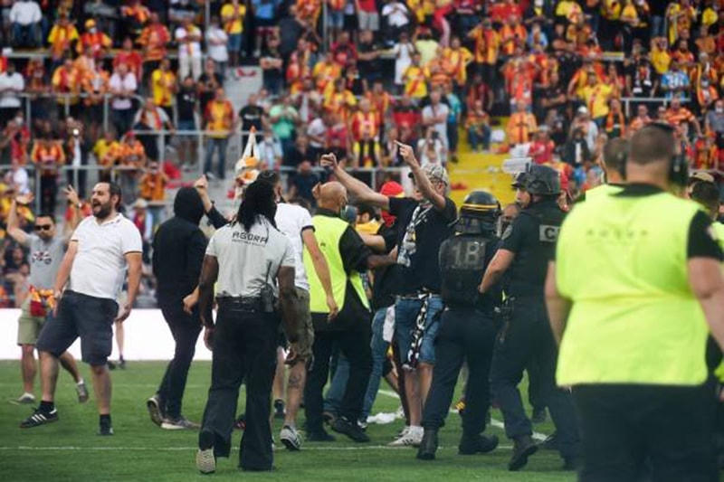 Giải Ligue 1: Cổ động viên tràn xuống sân đối đầu cảnh sát