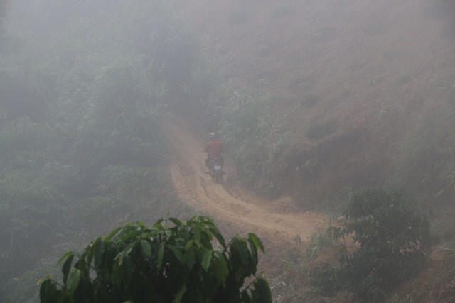 Cứ sáng thứ hai  thầy Là từ điểm trường chính, một mình vượt gần 20 km đường rừng để vào cụm 8.