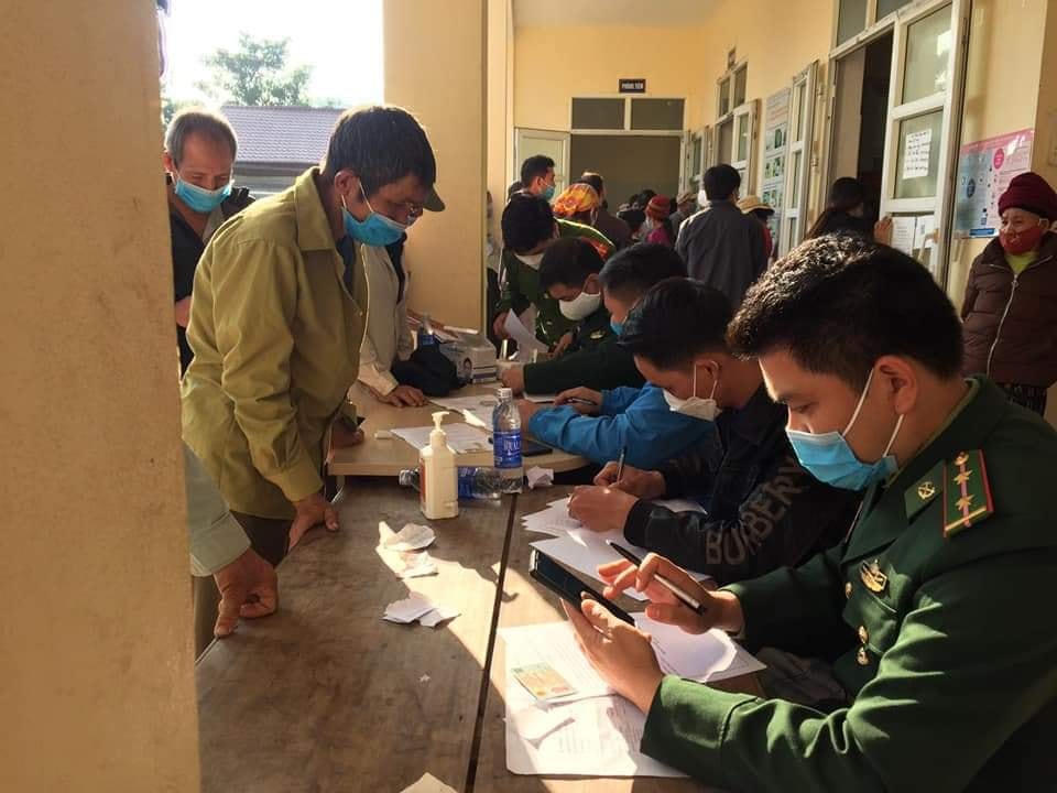 Lực lượng chức năng tổ chức lấy mẫu xét nghiệm Covid-19 cho người dân.