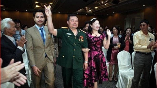 Lê Xuân Giang tham gia một sự kiện với bộ quân phục giả nhằm tạo lòng tin với nhiều người.