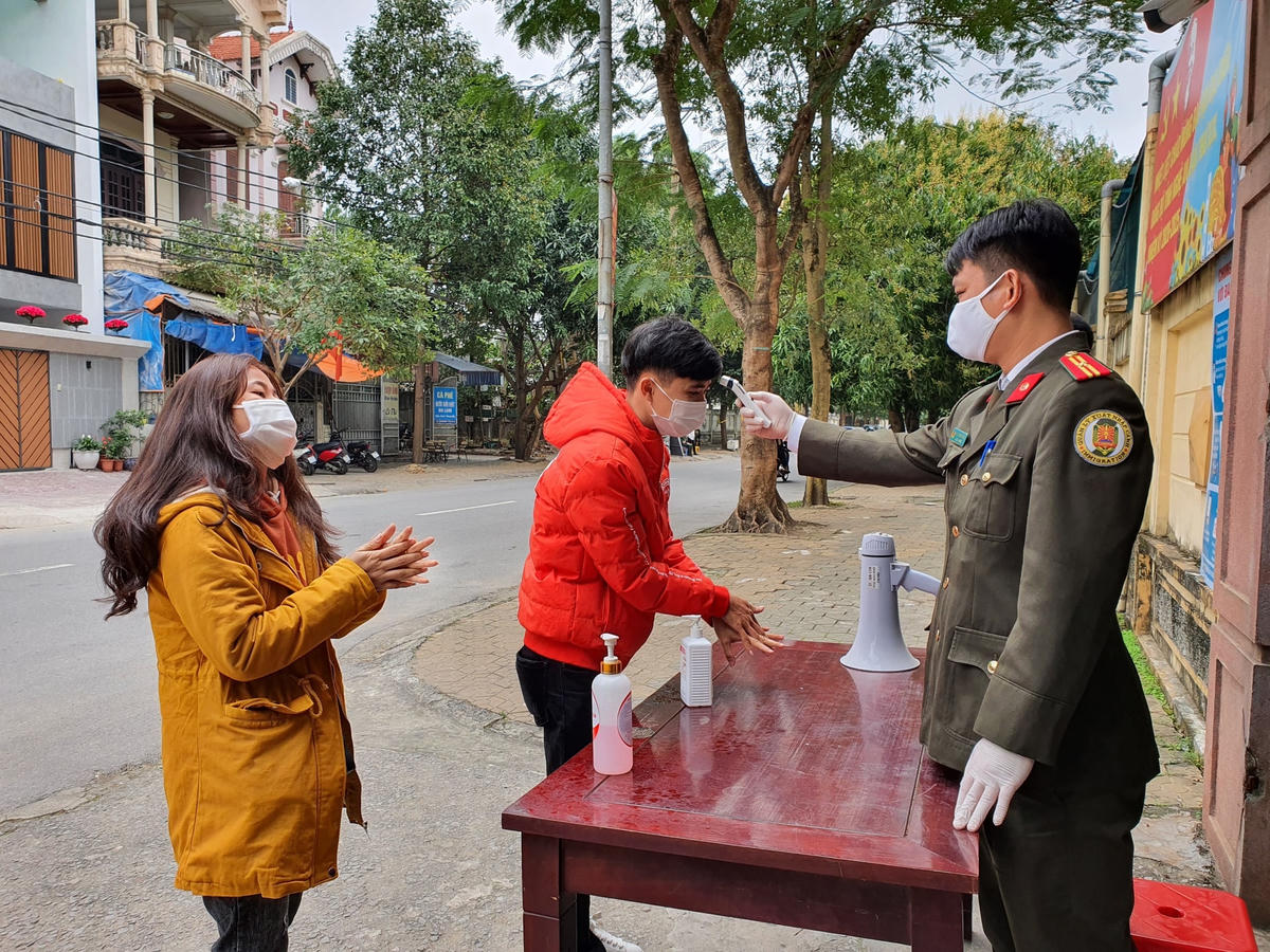 Trong khi đó, tại Phòng Quản lý xuất nhập cảnh (Công an tỉnh Nghệ An) số lượng người dân đến làm thủ tục xuất ngoại giảm đáng kể do dịch Covid-19.