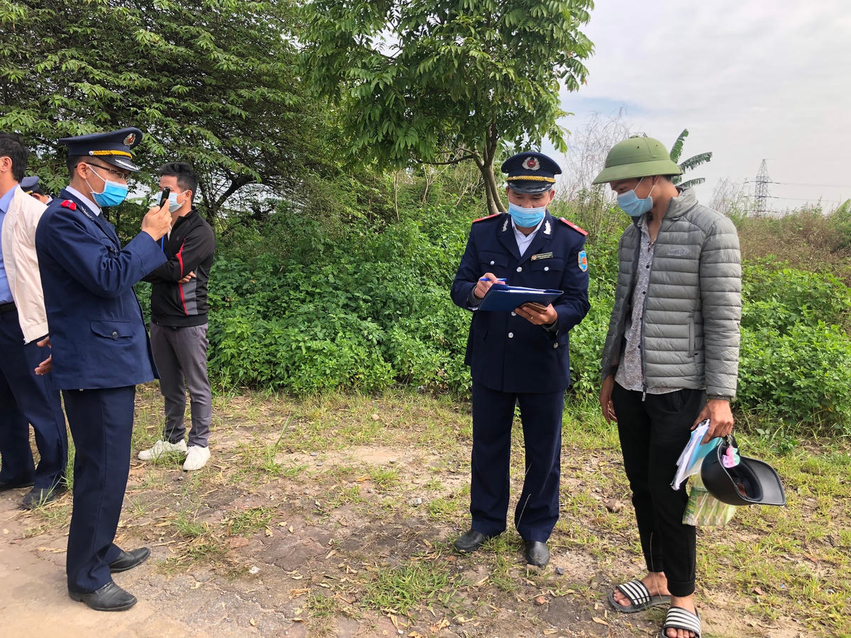 Lực lượng chức năng tỉnh Hải Dương vất vả thuyết phục lái xe đầu kéo chấp hành yêu cầu kiểm tra nhưng người này không chấp hành.  