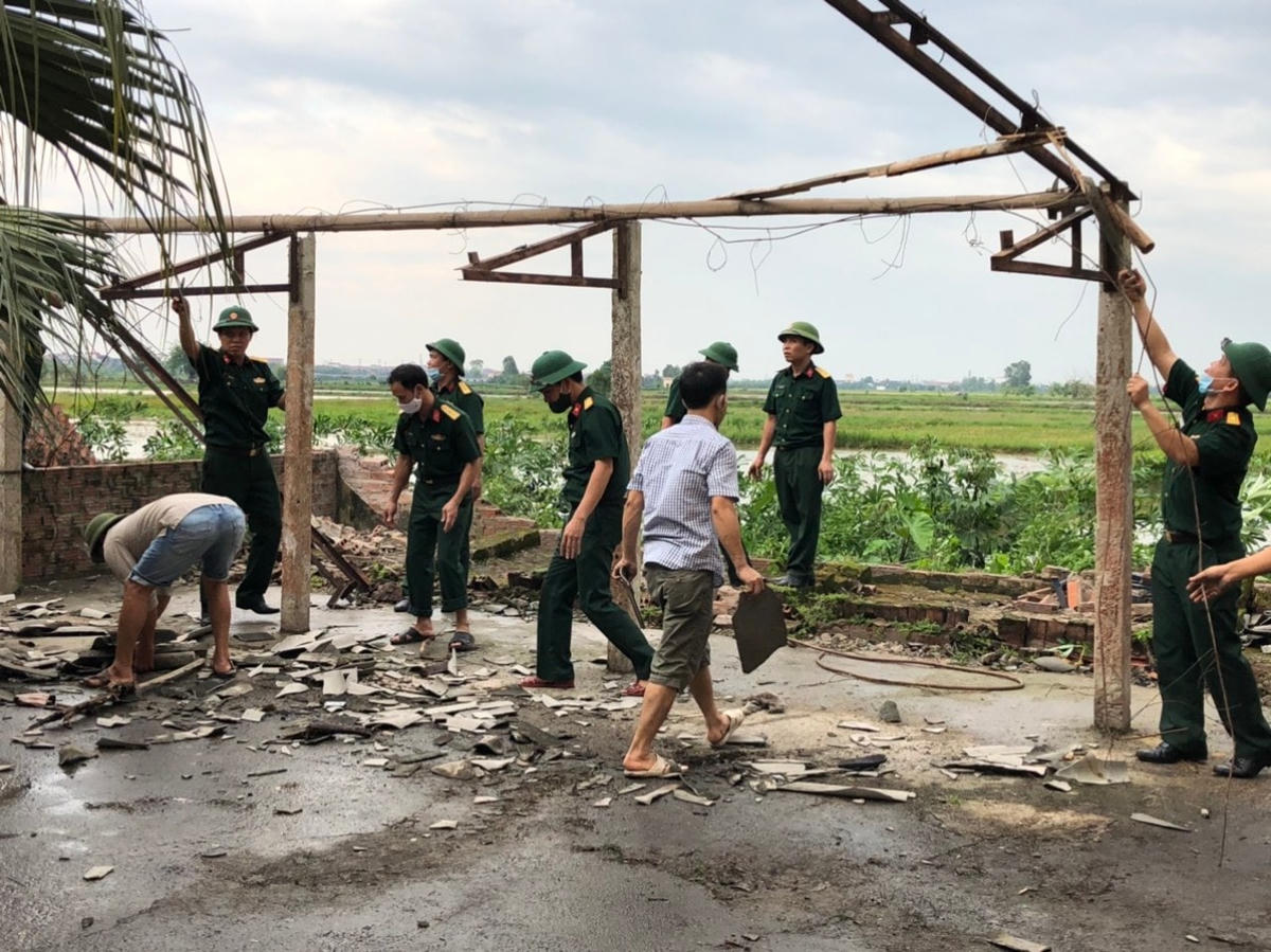 Cán bộ, chiến sĩ Ban Chỉ huy Quân sự huyện Quỳnh Phụ đã có mặt sau sự cố, giúp địa phương khắc phục hậu quả.