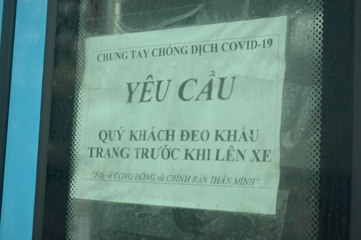 Dù đã được hoạt động hết 100% công suất nhưng trên mỗi cửa xe buýt đều được dán những tờ giấy cảnh báo hành khách trước khi lên xe đều phải đeo khẩu trang.