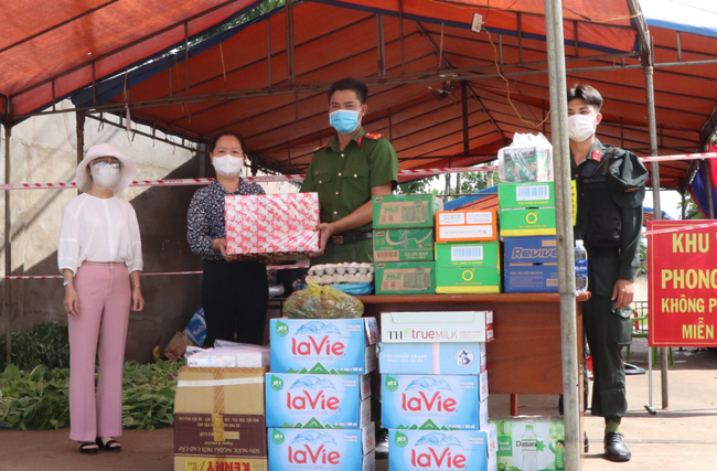 Chung cảnh khổ, bà Lan (ngụ phường Phước Hoà) nói rằng người dân khu cách ly hầu hết là người buôn bán, lao động bốc vác trong chợ Lam Sơn. Nhiều người cũng có hoàn cảnh khó khăn giống như bà. "Thấy địa phương tổ chức quầy thực phẩm 0 đồng để người dân trong khu cách ly có rau rạch, đồ mặn tươi bổ sung cho bữa ăn chúng tôi đều vui. Nhờ đó, bà con an tâm hơn, bớt lo lắng...", bà Lan cho biết.