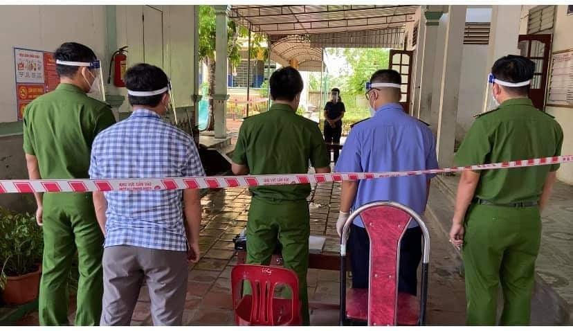 Lực lượng chức năng tống đạt Quyết định khởi tố.