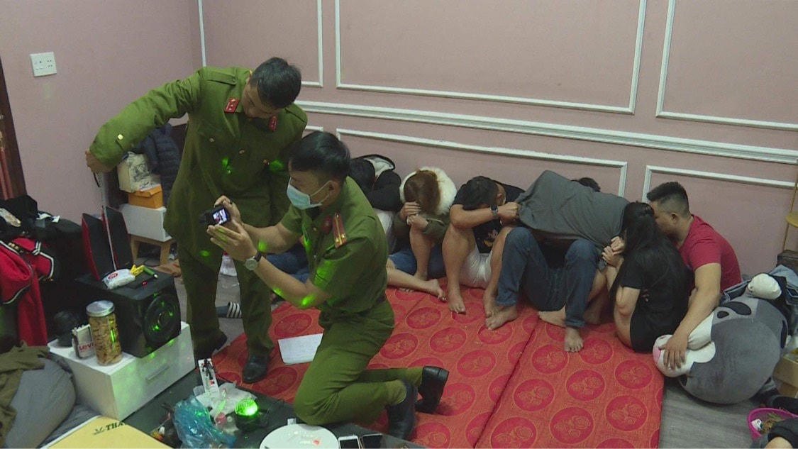 Nhóm nam thanh nữ tú đang sử dụng ma túy thì bị cơ quan chức năng bắt quả tang.