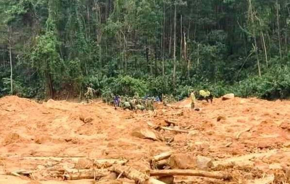 Một quả núi cách trạm kiểm lâm này chừng hơn 200m đã đổ sập xuống, vùi trạm kiểm lâm phía trong.