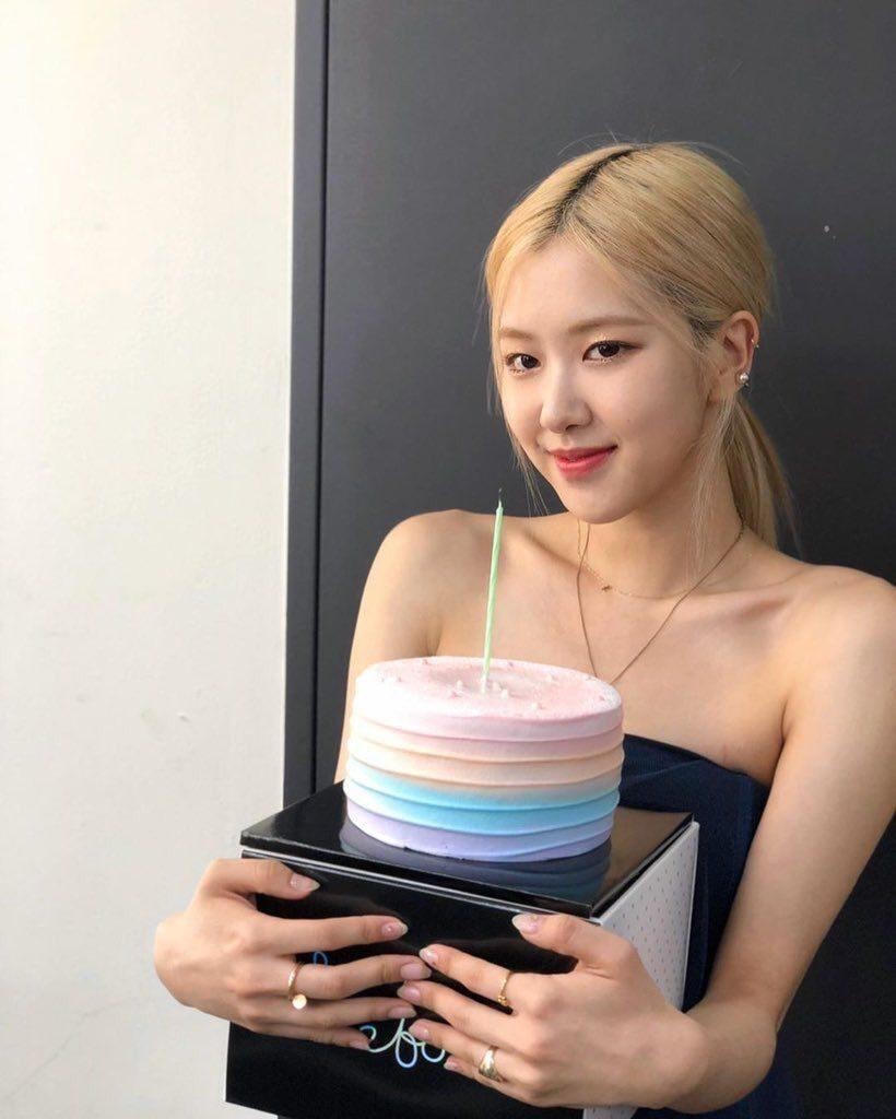 Rosé nhận quà từ fan nhân dịp sinh nhật lần thứ 25. 