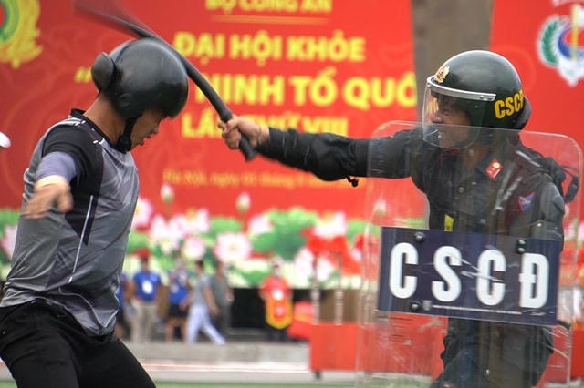                    Cảnh sát chống bạo động dùng khiên biểu diễn đấu đối kháng.
