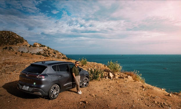 Anh Tùng Anh cùng chiếc xe VF e34 trong chuyến đi xuyên Việt.