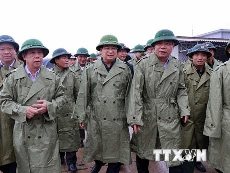 Phó Thủ tướng Chính phủ Trịnh Đình Dũng kiểm tra công tác chuẩn bị ứng phó với bão số 5 tại khu cảng cá Thuận An, huyện Phú Vang, tỉnh Thừa Thiên-Huế. (Ảnh: Đỗ Trưởng/TTXVN).