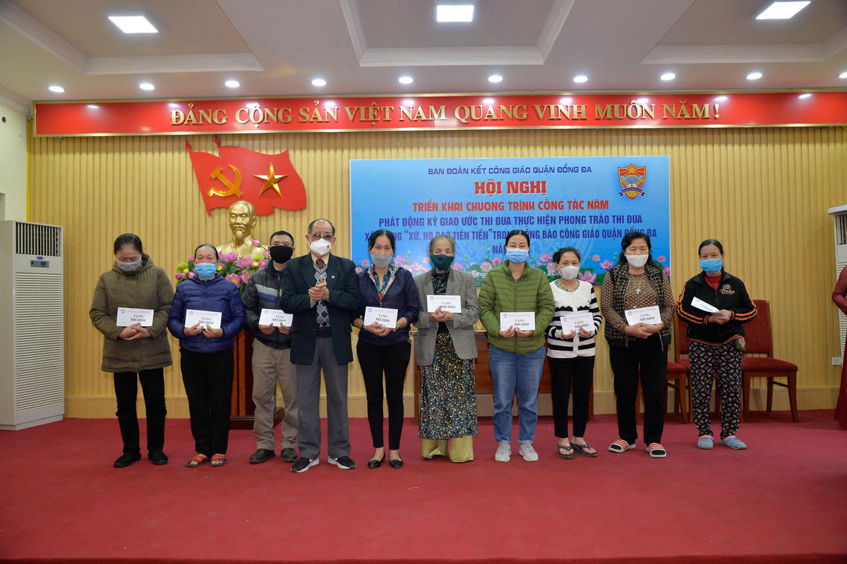 Ủy ban Đoàn kết Công giáo Thành phố tặng quà cho các hộ công giáo khó khăn. 