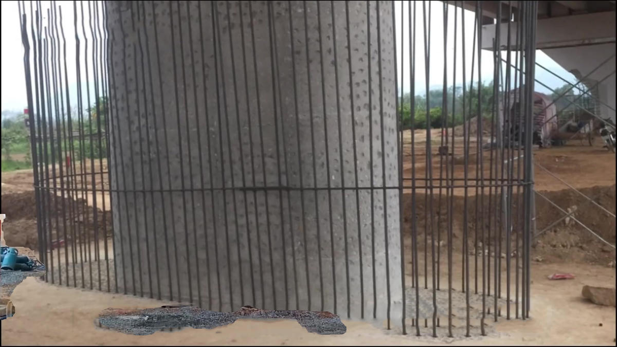 Trụ cầu bị khoan lỗ chi chít, sau đó được bó lồng sắt xung quang để đổ bê tông che lấp các vết nứt.  