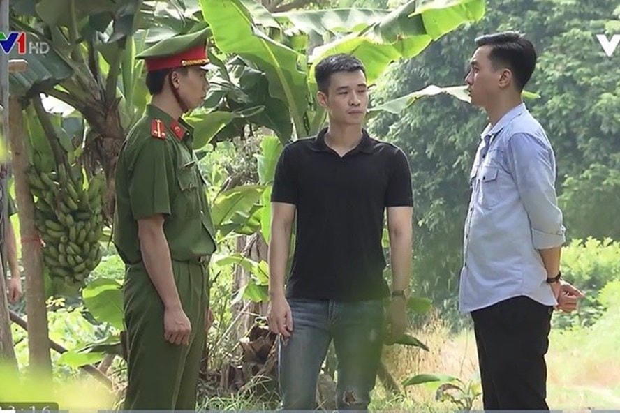 Phim "phố trong làng" kể về những chiến sĩ cảnh sát hình sự về xã nhận nhiệm vụ bảo vệ làng quê. Ảnh: CMH.