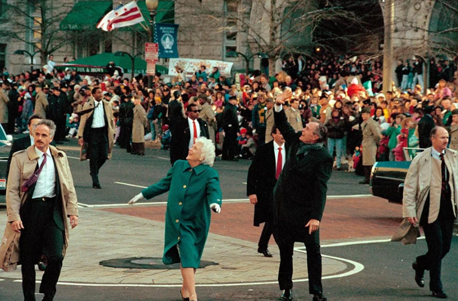 Tổng thống George Bush và Đệ nhất phu nhân Barbara chào đón đám đông trên Đại lộ Pennsylvania sau khi bước ra khỏi xe limousine và đi bộ trên tuyến đường diễu hành ở Washington DC, ngày 20/1/1989.