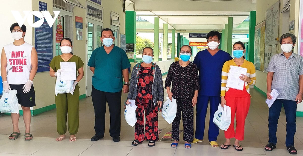 Bác sĩ Lê Thành Phúc- Giám đốc Bệnh viện Phổi Đà Nẵng chụp ảnh cùng các bệnh nhân trước khi ra viện.