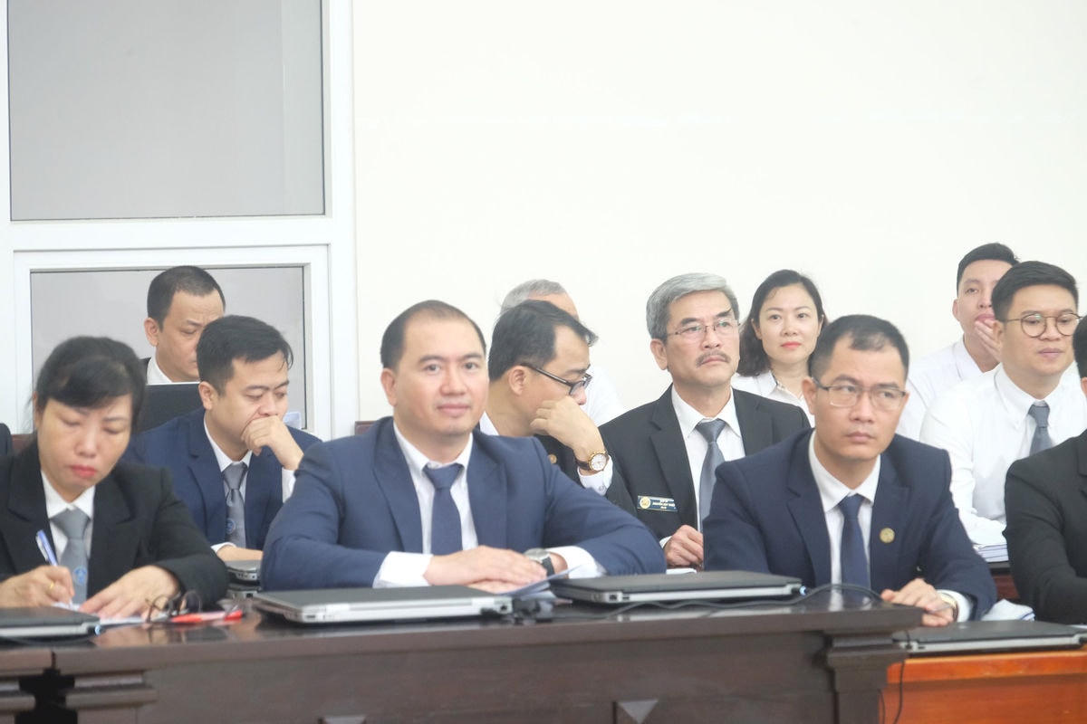Các luật sư tại phiên tòa.