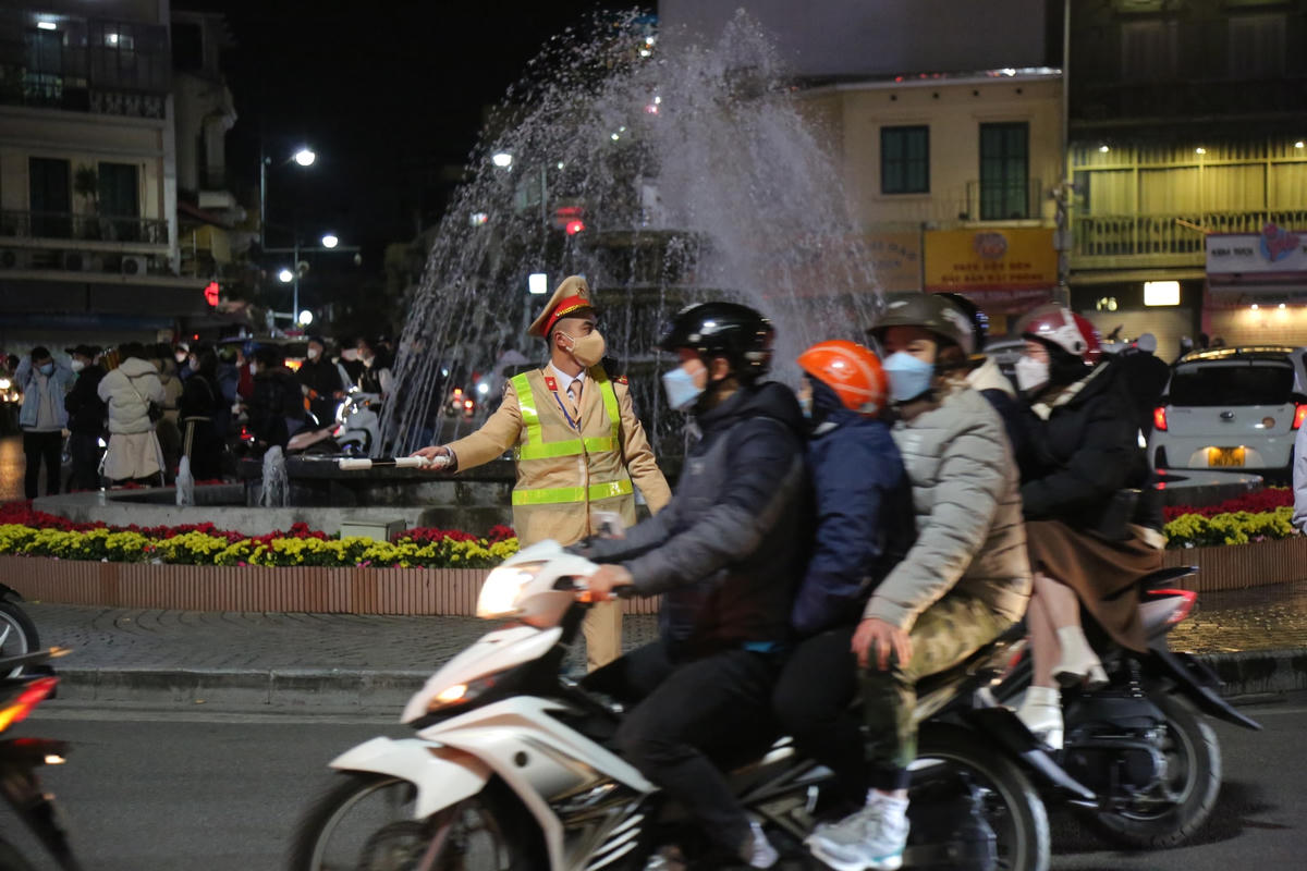 Anh Vũ Trung Tính (Thanh Xuân, Hà Nội) chia sẻ: “Năm nay do Hà Nội không tổ chức bắn pháo hoa lên lượng người dân đến đón giao thừa tại Hồ Gươm cũng vắng vẻ hơn. Nếu như những năm trước phải chen lấn để có vị trí xem bắn pháo hoa thì năm nay tôi đưa vợ và con lên Hồ Gươm để chụp ảnh không khí giao thừa.