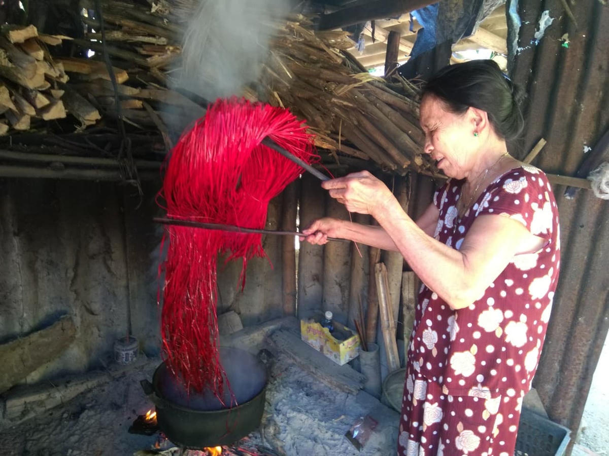 Nhuộm phẩm để có những sợi cói tươi tắn.