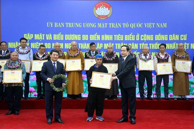 Chủ tịch Trần Thanh Mẫn và Phó Chủ tịch - Tổng Thư ký Hầu A Lềnh trao Bằng khen cho 90 điển hình tiêu biểu ở cộng đồng dân cư.  