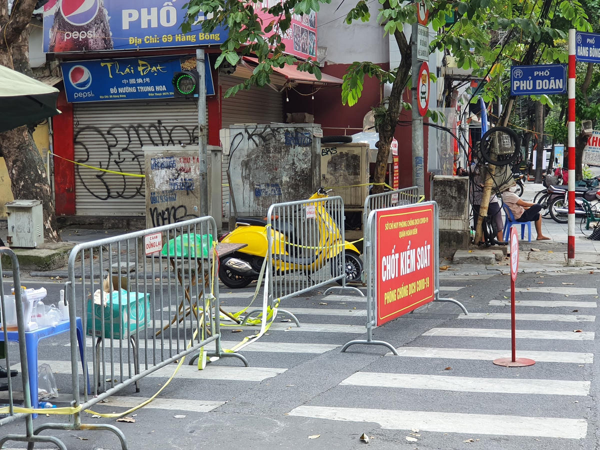 Hiện toàn bộ phố Phủ Doãn đã được phong tỏa bằng chốt cứng, yêu cầu toàn bộ cửa hàng kinh doanh trên phố đóng cửa. 