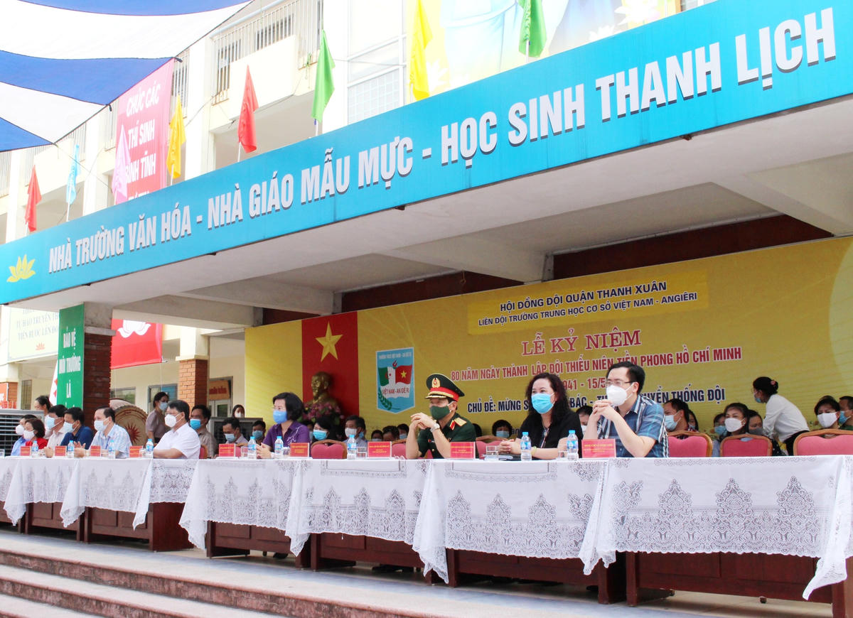 Trưởng Ban Tuyên giáo Bùi Huyền Mai kiểm tra công tác chuẩn bị thi tốt nghiệp tại trường Việt Nam-Angiêri
