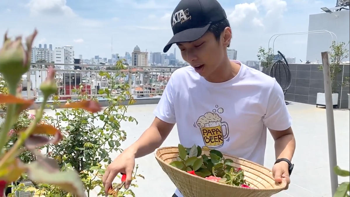 Tối 30/8, Khánh Thy đăng một đoạn video ghi lại cảnh ông xã Phan Hiển hái hoa trong vườn nhà để thắp hương nhân ngày Giỗ bố đẻ cô. Khánh Thy viết: “Năm nay vợ chồng con ở xa mẹ (bà ngoại), xa cả Kubi và Anna, anh Huy ở Hà Nội. Cũng chưa được về thăm gia đình. Mỗi người mỗi nơi. Vợ chồng con tự làm mâm cơm mời Bố về ăn nhé. Hoa cũng tự lấy từ vườn ông xã trồng được vài cây ra bông”. Đây có thể xem là một sự khẳng định gián tiếp về mối quan hệ của vợ chồng cô sau những tin đồn rạn nứt vì người thứ 3.
