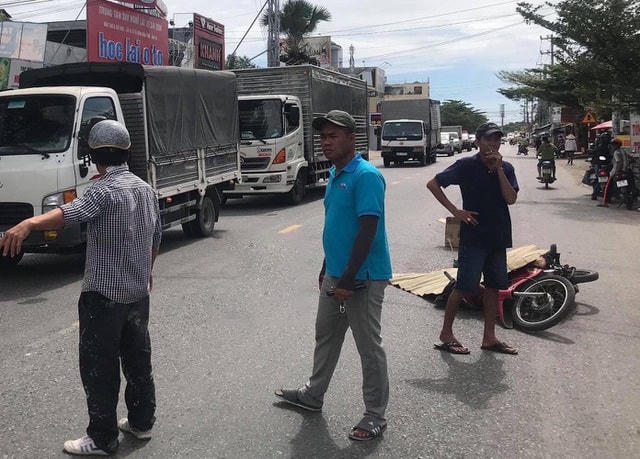 Theo các nhân chứng, chiếc xe ben gây tai nạn đã bỏ chạy khỏi hiện trường.  