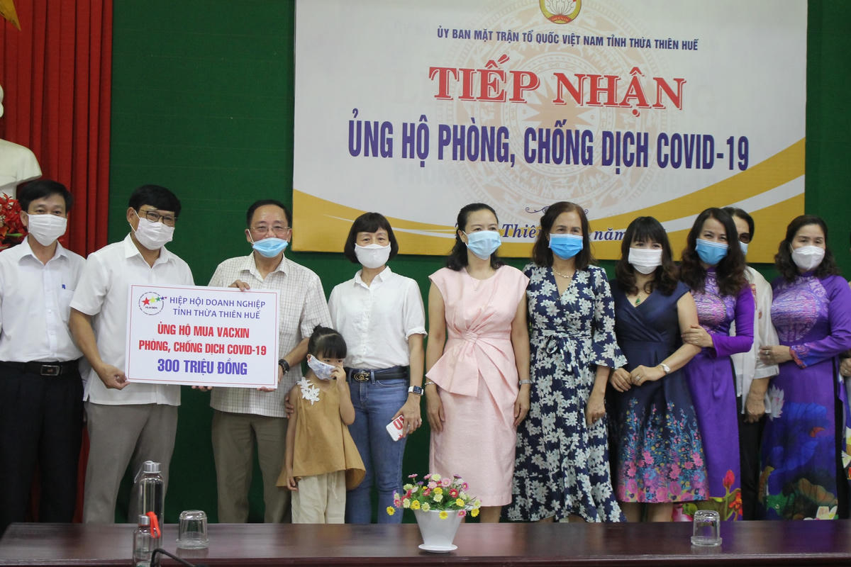 -Đại diện Hội Doanh nghiệp Thừa Thiên-Huế trao tiền ủng hộ.