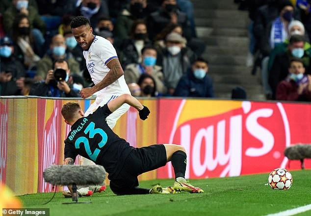 Eder Militao và Barella trong tình huống tranh chấp.