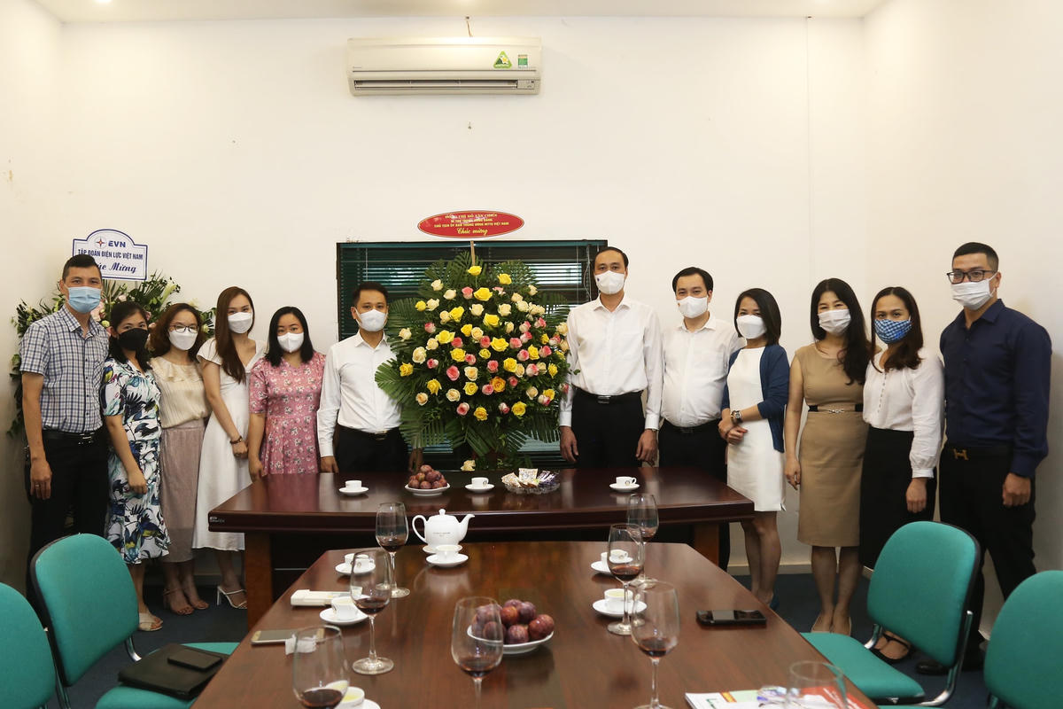 Phó Chủ tịch Phùng Khánh Tài tặng hoa chúc mừng Tạp chí Mặt trận.