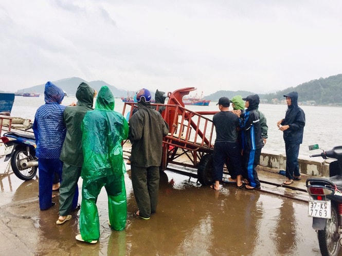 Người dân Cửa Lò chuẩn bị ứng phó với bão số 7.