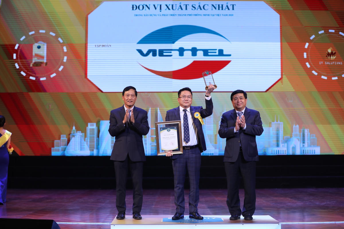 Đại diện Viettel lên nhận giải thưởng.