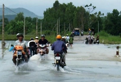 Mưa lớn, một số đường bị ngập.