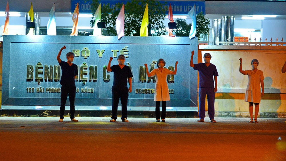 Cùng hát vang bài ca Niềm tin chiễn thắng ngay khi rào chắn cách ly được dỡ bỏ. Ảnh: Thanh Tùng.