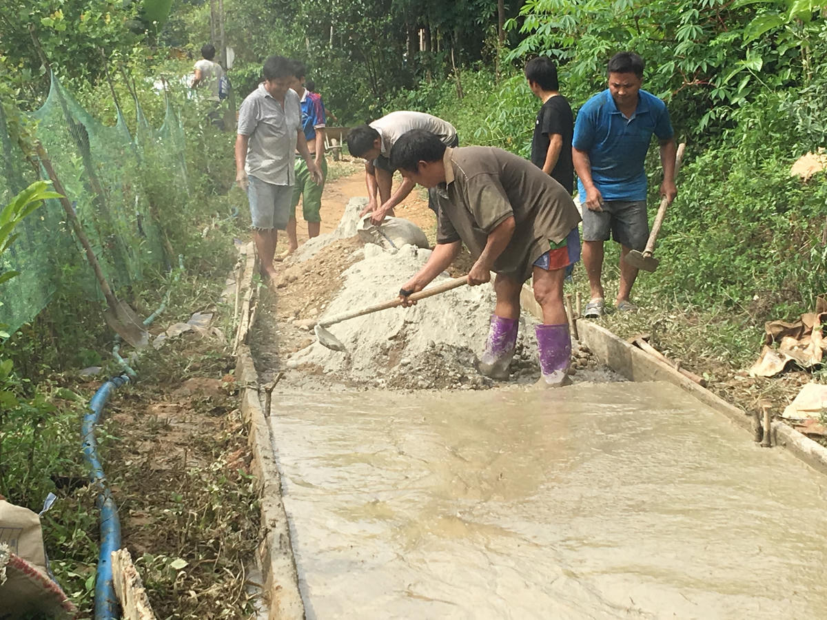 Người dân thôn Tiến Hậu (xã Nhất Tiến, huyện Bắc Sơn) chung sức làm đường giao thông liên xóm.