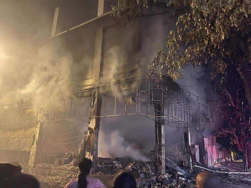 Sau gần 1h, ngọn lửa được khống chế. Tuy nhiên, thiệt hại về người và tài sản là rất lớn.