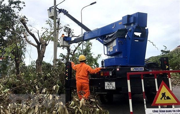 Công nhân ngành điện tranh thủ từng phút để khôi phục điện lưới. (Ảnh: Tường Vi/TTXVN).