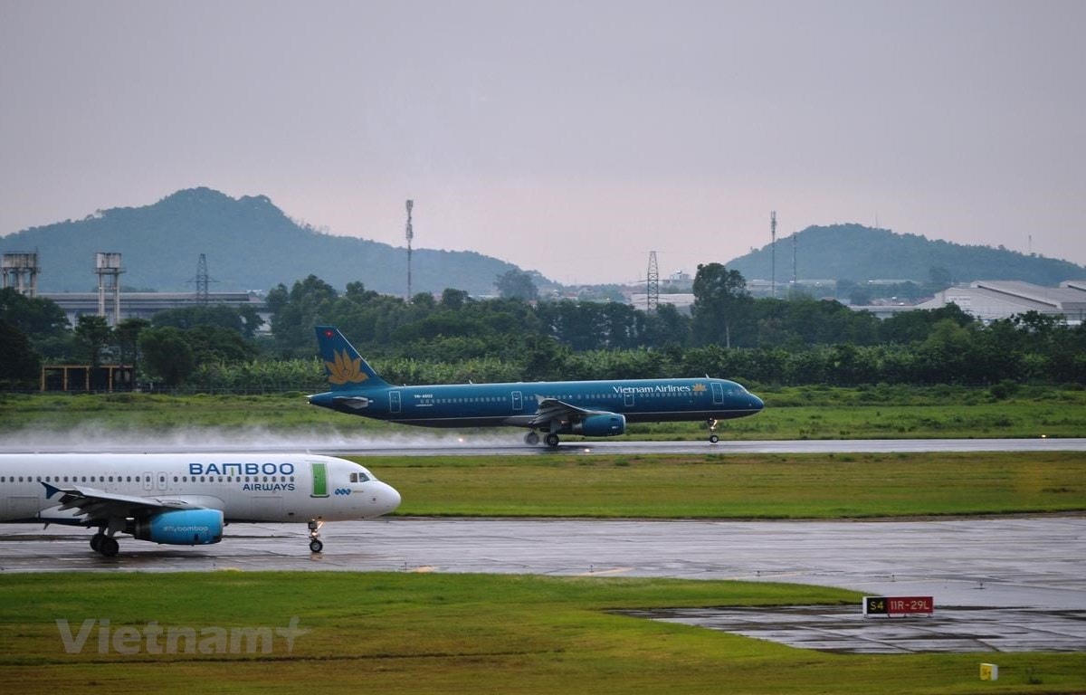 Máy bay của các hãng hàng không Vietnam Airlines và Bamboo Airways. (Ảnh: Hoàng Anh/Vietnam+).