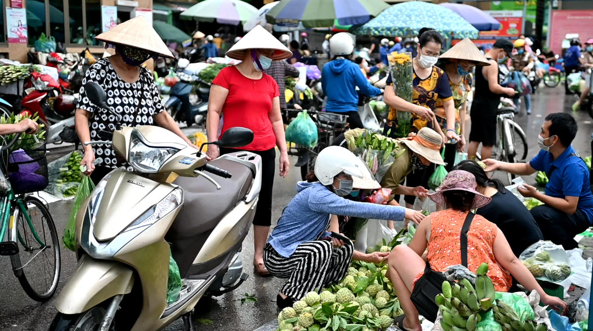 Tấp nập người mua, người bán nhưng tất cả mọi người đều đeo khẩu trang khi vào chợ.
